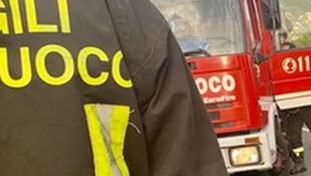 Incendio al campo nomadi. A fuoco le baracche. Due feriti: uno è  grave