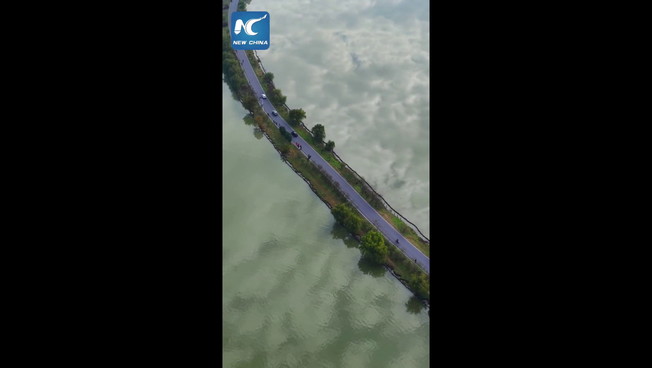 Cina, 'Sky Road' sull'acqua, nell'Anhui le auto sembrano scivolare tra le nuvole