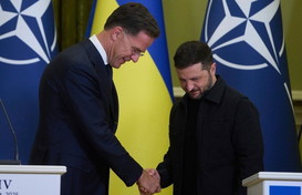 Zelensky in missione con Nato e Ue. E domani l'incontro con Meloni a Roma