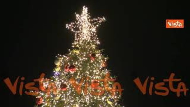 natale 2025 il momento dell accensione dell albero a piazza del popolo