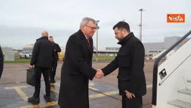 Volodymyr Zelensky atterra in Inghilterra per l Volodymyr Zelensky atterra in Inghilterra per l