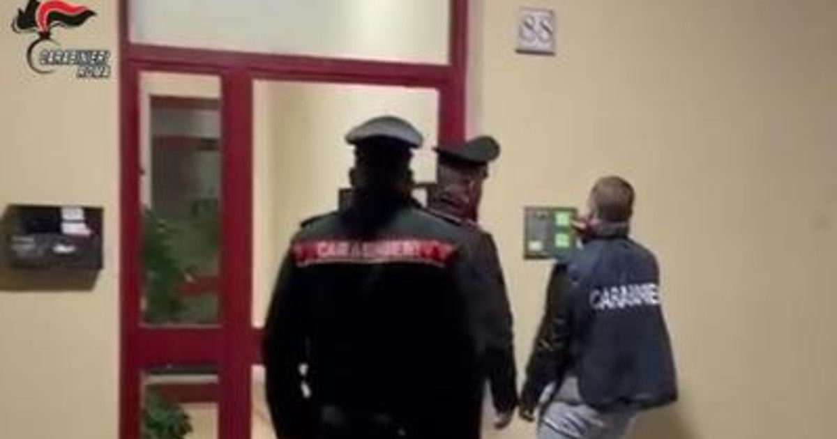 Torturati con acqua bollente per debiti di droga: arrestati 11 pusher Torturati con acqua bollente per debiti di droga: arrestati 11 pusher