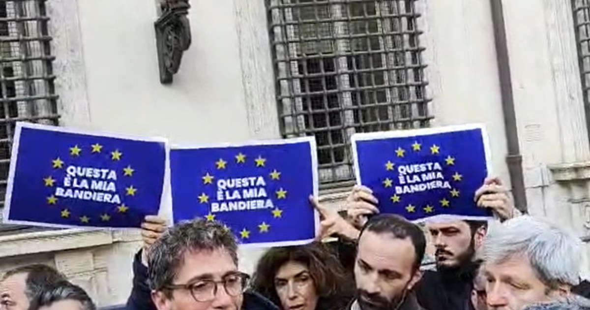 Flash mob di +Europa a palazzo Chigi: "L Flash mob di +Europa a palazzo Chigi: "L