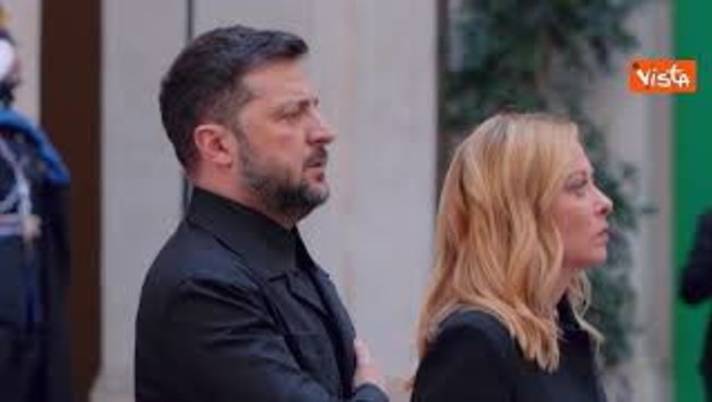 Zelensky canta inno ucraino durante onori militari a Palazzo Chigi con Giorgia Meloni Zelensky canta inno ucraino durante onori militari a Palazzo Chigi con Giorgia Meloni