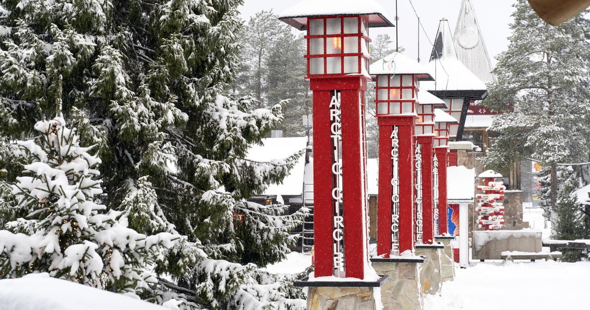 Il villaggio di Babbo Natale si arma: avamposto Nato contro la Russia Il villaggio di Babbo Natale si arma: avamposto Nato contro la Russia