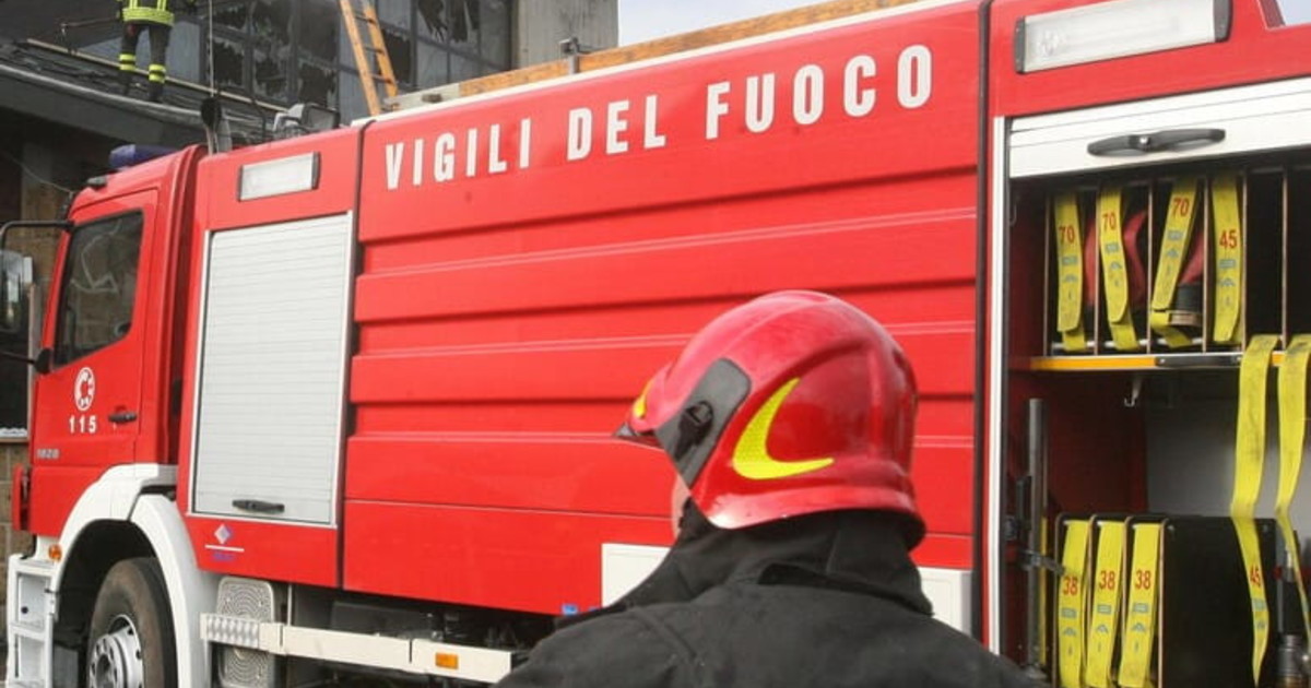 Incendio nel palazzo Enel in viale Regina Margherita: nessun ferito Incendio nel palazzo Enel in viale Regina Margherita: nessun ferito