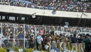 Al tour indiano di Lionel Messi i tifosi infuriati lanciano i sedili dello stadio sul campo