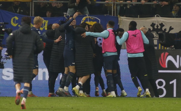 Lazio eroica, resta in 9 ma vince a Parma