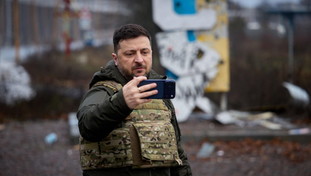 Zelensky: "Incontrerò gli Usa per porre fine alla guerra". Ucraina nell'Ue nel 2027?