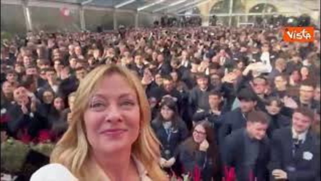 il selfie di meloni sul palco di atreju con il pubblico ben accompagnata da Iltempo.it il selfie di meloni sul palco di atreju con il pubblico ben accompagnata
