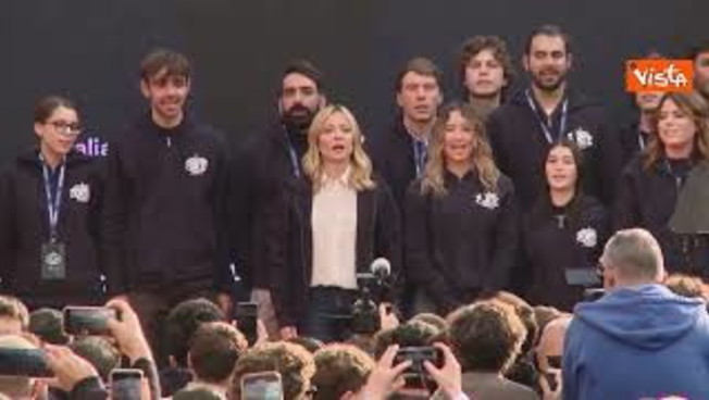 Meloni sul palco di Atreju con la felpa dei volontari canta l'Inno di Mameli