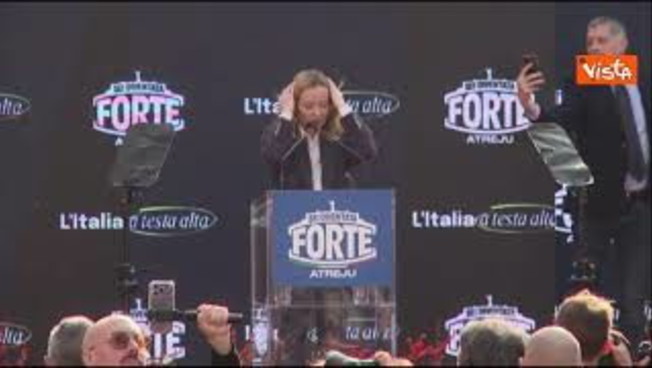 meloni balla e saltella sul palco di atreju sul coro giorgia giorgia da Iltempo.it meloni balla e saltella sul palco di atreju sul coro giorgia giorgia