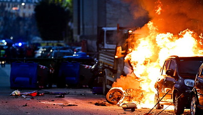 Scontri a Genova con interisti, due feriti, auto in fiamme