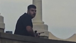 Attentato alla festa ebraica, terrore antisemita a Bondi Beach: 12 morti, &egrave; una strage. I killer in azione&nbsp; | <span style=color: rgb(153, 0, 0);>VIDEO</span>