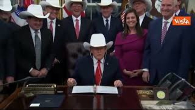 Trump riceve cappello texano da squadra hockey che batté l'Urss alle Olimpiadi invernali del 1980