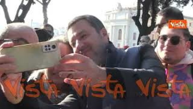 Atreju 2025, bagno di folla per il leader della Lega Salvini al suo arrivo a Castel Sant'Angelo