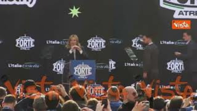 Atreju 2025, il ballo di Meloni sul palco mentre il pubblica grida: 