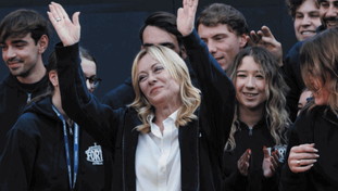 "Campo largo riunito da noi". Meloni smaschera Schlein: "Scappa perch&eacute;..."