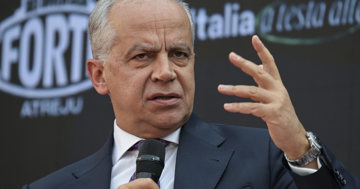 Migranti, Piantedosi: "Fenomeno che incide su sicurezza e stabilità della società"