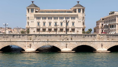 Siracusa, passa la fiamma olimpica e l'Ortea Palace la celebra con una mostra di cimeli di Cortina 1956
