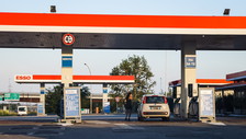 Riprende la discesa dei prezzi alle pompe di benzina. Il forte crollo di dicembre