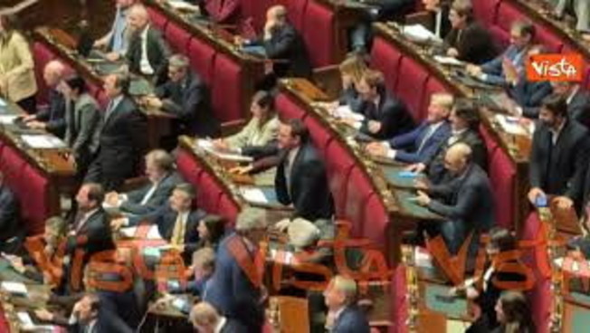 Deputati FdI abbracciano Bignami, dai banchi Pd gridano 