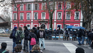 Sgomberato Askatasuna, culla dell'antagonismo del nord. Piantedosi: "Non c'&egrave; spazio per la violenza"