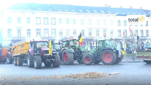 Protesta degli agricoltori: 8mila manifestanti e 500 trattori paralizzano la citt&agrave; | <span style=color: rgb(153, 0, 0);>video</span>
