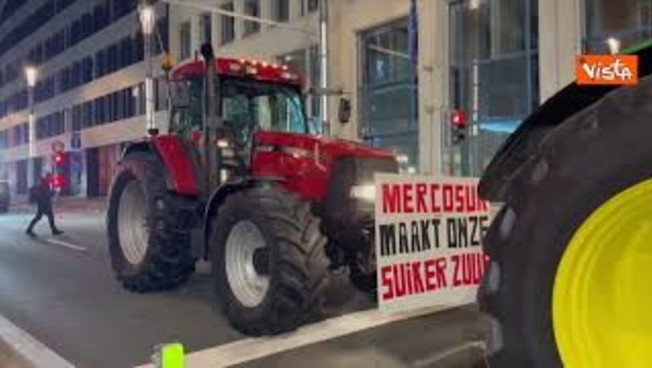 Gli agricoltori protestano con i trattori a Bruxelles al Consiglio Ue contro Mercosur e nuova Pac