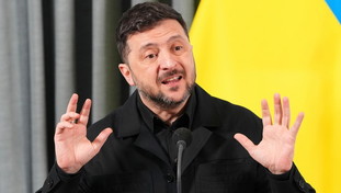 "Decisione sui soldi entro fine anno". L'ultimatum di Zelensky all'Europa