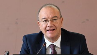 Arriva il "buono scuola" per paritarie. Valditara: "Ora le famiglie possono scegliere"