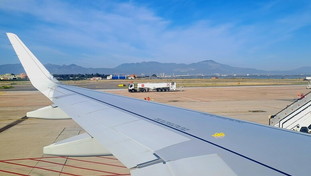 Salgono sull'aereo con la nonna morta. È stanca, dicono alle hostess