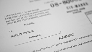 Epstein - pubblicati i file dopo una lunga attesa, ma i dem protestano: Troppe omissioni