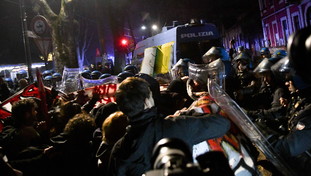 Logoramento dello schieramento avversario: Rossetto chiama a raccolta gli antagonisti. Paura a Torino