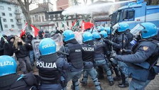 Askatasuna, scontri con la polizia al corteo dei centri sociali. Bottiglie contro gli agenti