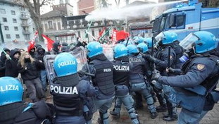 Askatasuna, scontri con la polizia al corteo dei centri sociali. Bottiglie contro gli agenti