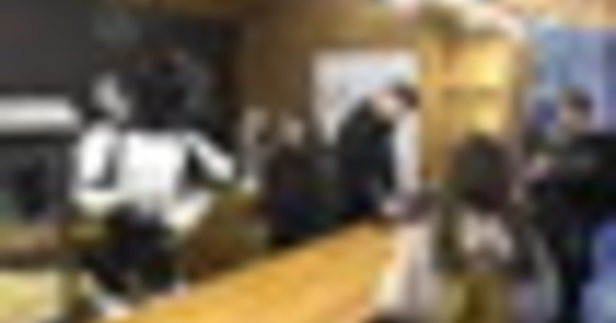 Berlino, nel mercatino di Natale il robot umanoide serve popcorn