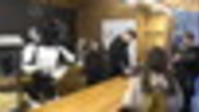 Berlino, nel mercatino di Natale il robot umanoide serve popcorn