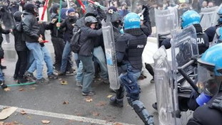 Askatasuna, guerriglia a Torino al corteo degli antagonisti: bombe carta e incendi. La Lega: "Vanno trattati come terroristi"