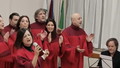 Raggi grillina cantante, scatenata al centro anziani con il coro gospel | <span style=color: rgb(153, 0, 0);>VIDEO</span>