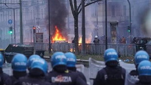 Askatasuna, 9 poliziotti feriti. Gli Antifa non demordono: marcia a Capodanno