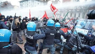 Scontri al corteo di Askatasuna: 11 agenti feriti. Gli antagonisti: "Non &egrave; finita". Lega: "Terroristi"