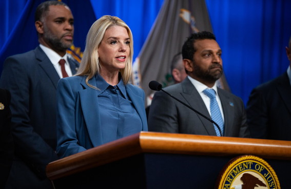 Cosa mostravano le foto sparite dagli Epstein files. E i dem minacciano l'impeachment