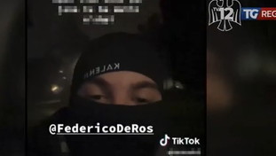 Bande fuori controllo, le minacce choc al giornalista: "Fatti i c... tuoi" | <span style=color: rgb(153, 0, 0);>VIDEO</span>