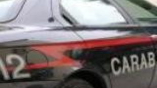 Salerno: accoltella gravemente una donna, si lancia dalla finestra e muore