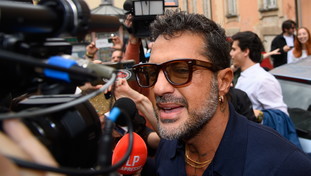 Chat e selfie privati: il caso Signorini scatena il putiferio. Perquisito Corona