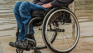 Pirata della strada investe disabile in carrozzina, lo ferisce e fugge