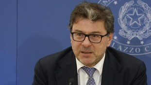 Manovra al voto in Senato. Giorgetti: "Cos&igrave; l'Italia va a testa alta in Europa"