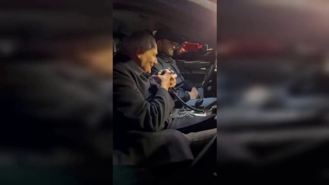 La notte di Natale gli auguri del cardinale Zuppi alle volanti della polizia