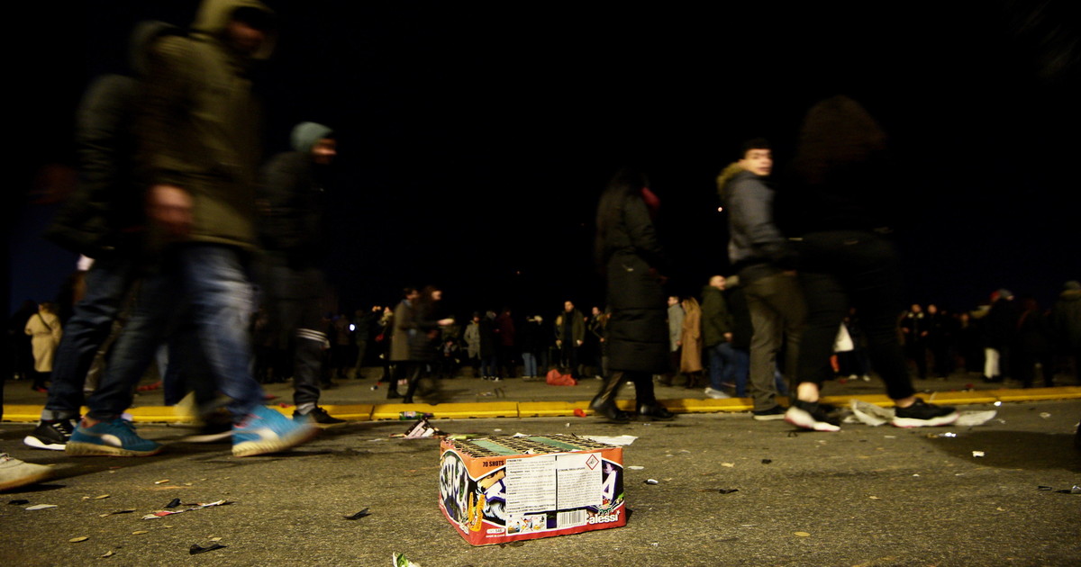 Incubo a Napoli: perde tre dita per un petardo, dopo le cure torna in strada e si ferisce all Incubo a Napoli: perde tre dita per un petardo, dopo le cure torna in strada e si ferisce all